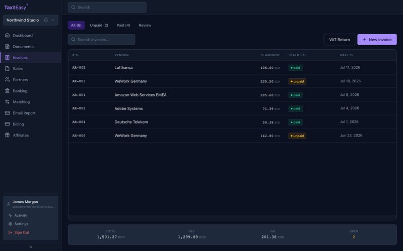 TaxItEasy invoice list with amounts, VAT, payment status and review status